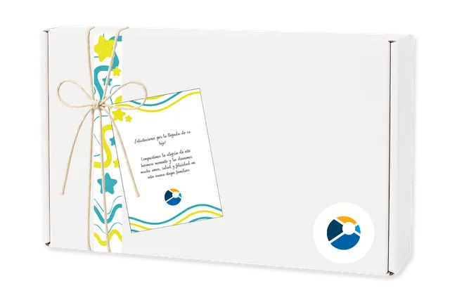 Packaging corporativo exterior Stars Gift Caja de regalo para bebé con papelería corporativa exterior, logo y tarjeta