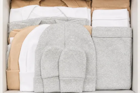 Regalos para recién nacido: ideas para niña, niño y opciones neutras o unisex Cajita de regalo unisex para recién nacido con prendas en tonos neutros y conejito de apego