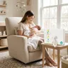 Qué regalar a una mamá que acaba de tener un bebé: ideas útiles y significativas Mamá sonriendo y cargando a su bebé recién nacido al lado de una caja de regalo premium de Stars Gift en una habitación iluminada